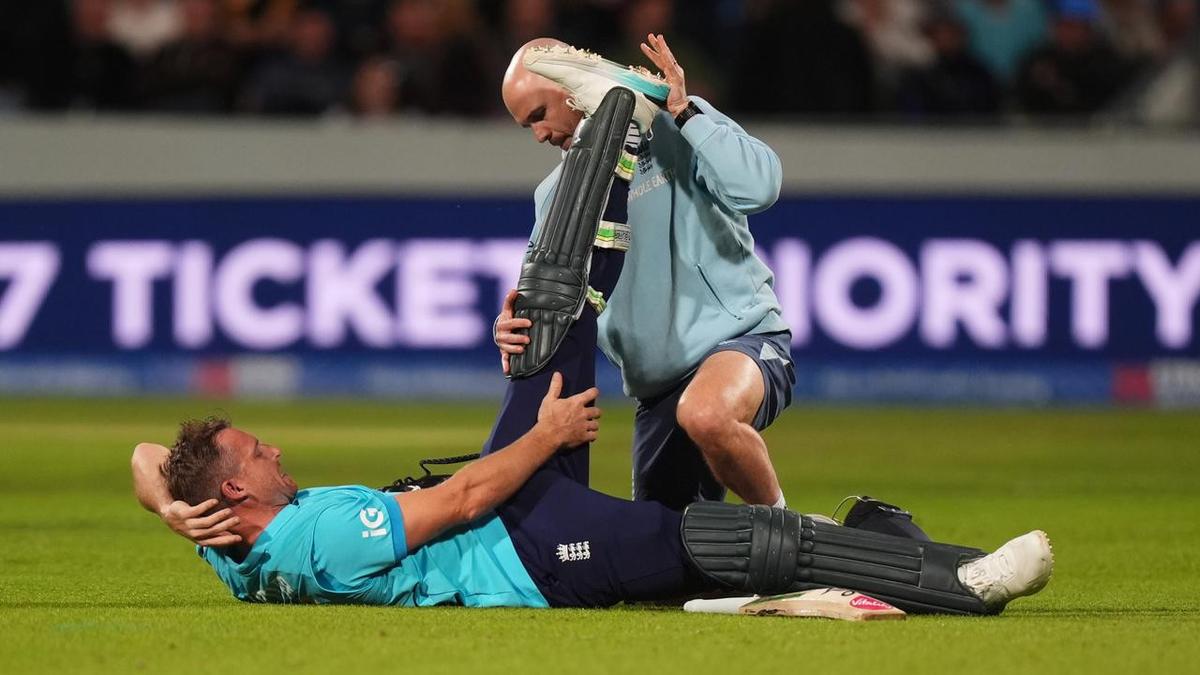 England beaten by Sri Lanka in ODI as Jos Buttler suffers hamstring injury