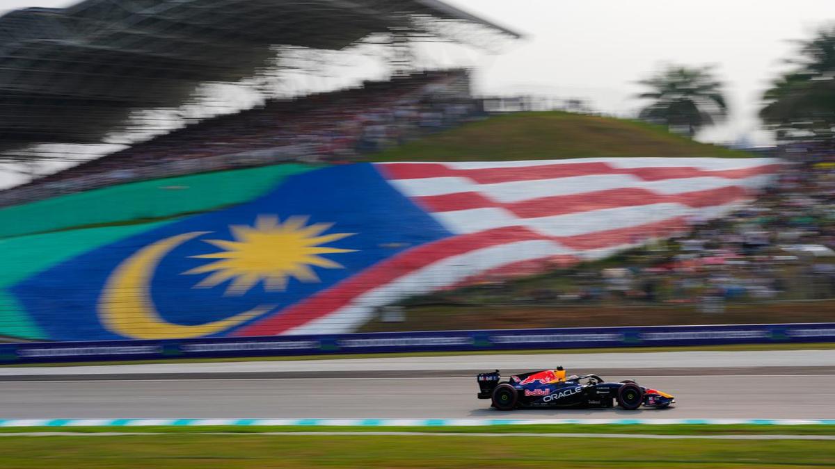 Verstappen Triumphs Amid Chaos as Russell Retires at 2024 Bahrain Grand Prix in Malaysia